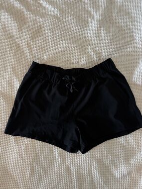 Lululemon On the Fly 2.5” Black Athletic Shorts - size 12